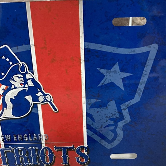 New England Patriots License Plate With Cup Holder Inserts - Picture 3 of 4